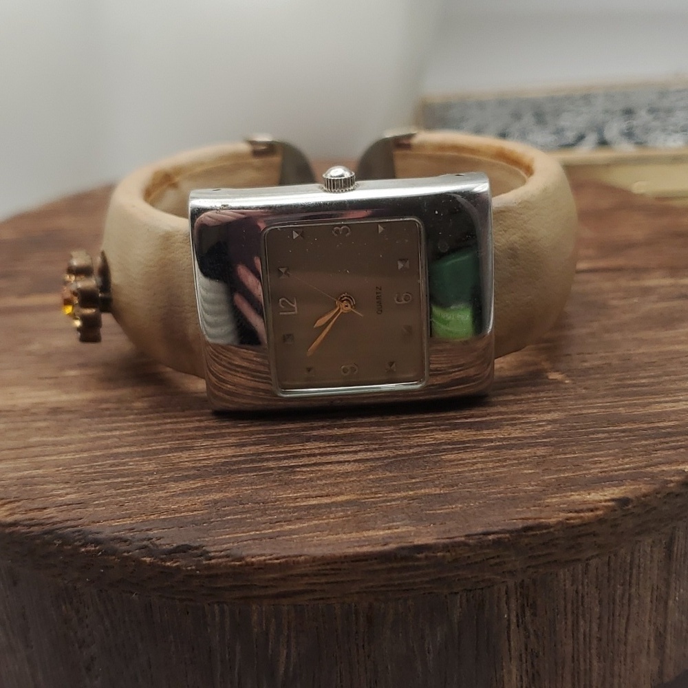 B2033 peach tan leather bracelet cuff‎ quartz watch vintage